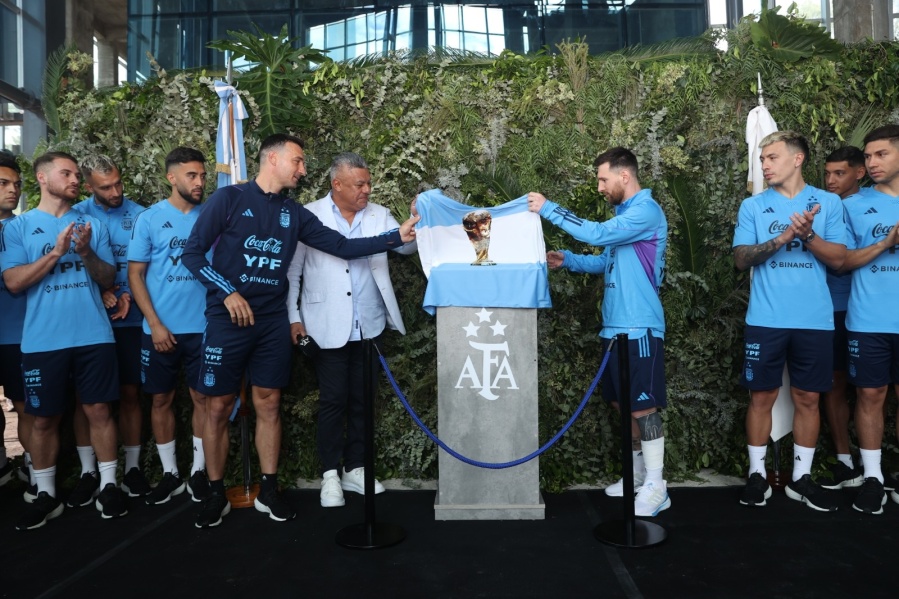 Lionel Messi fue homenajeado por AFA y tanto capitanes de Gimnasia como de Estudiantes de La Plata estuvieron presentes