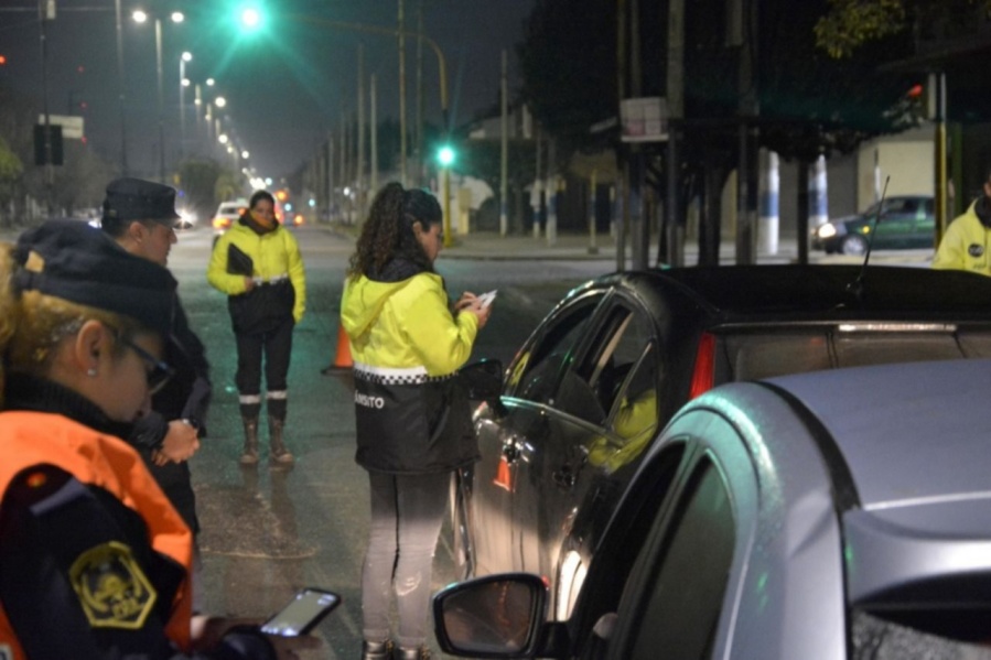 Un joven de 19 años viajaba con un carnet falso, quiso coimear al policía y terminó sin el auto