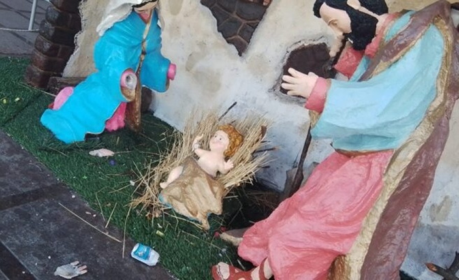 Ni el niño Jesús dejaron: un grupo de egresados destrozó el pesebre de la Catedral de La Plata