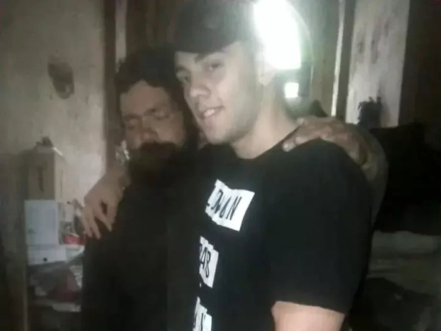 Vive en una casa abandonada de La Plata pero rescata y le da de comer a los perros de la calle: se ganó el elogio de todos