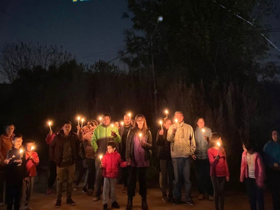 ”A ver si así nos ven”: la iniciativa a la luz de las velas de los vecinos de La Plata frente a la falta de luminarias