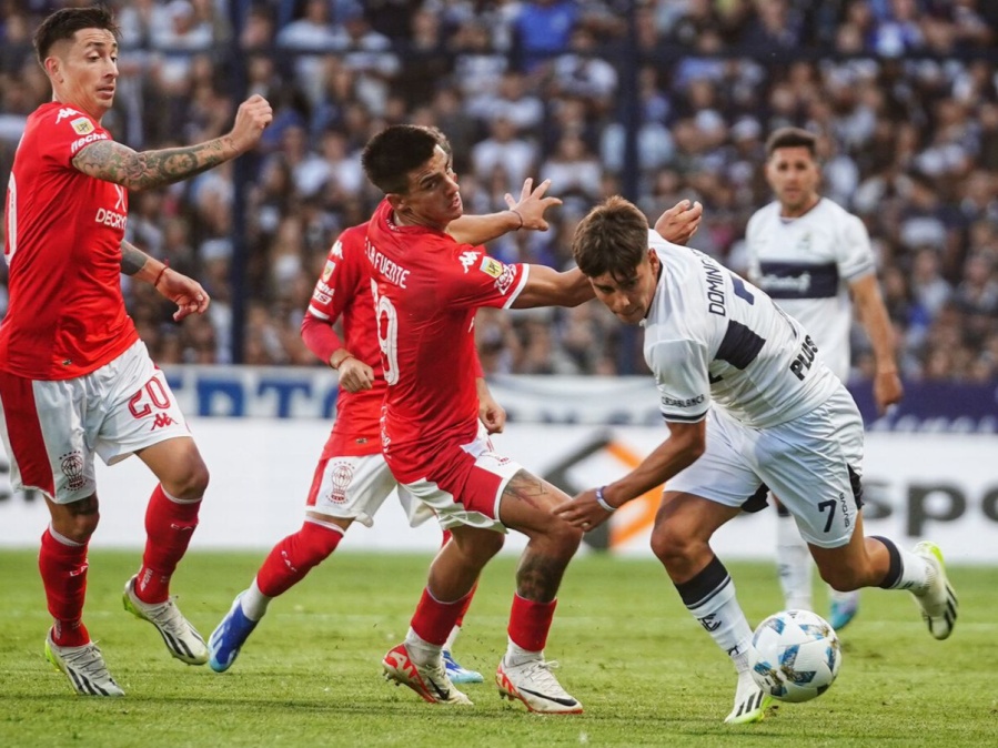 El Lobo se recuperó en el Bosque: le ganó a Huracán y se prende arriba