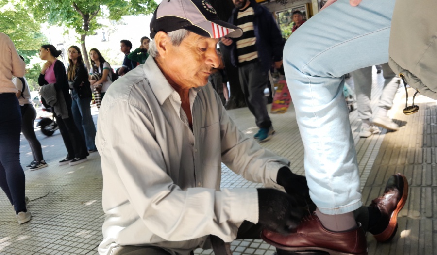 Se fue de Tucumán a los 28 años, probó suerte y se convirtió en el último lustrador de zapatos de La Plata: ”Lo dejo todo”