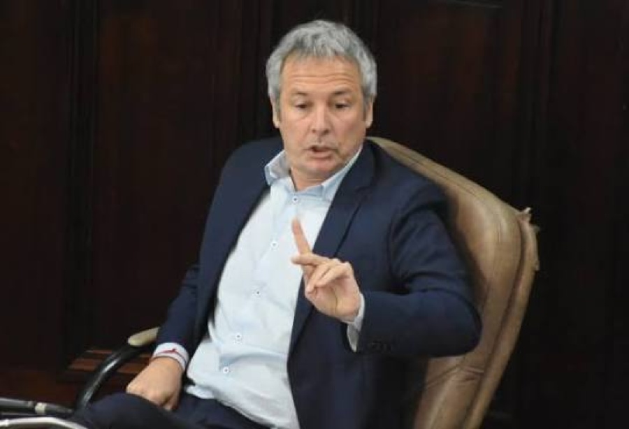 El concejal libertario Guillermo Bardón hizo una limpieza energética de su nuevo despacho