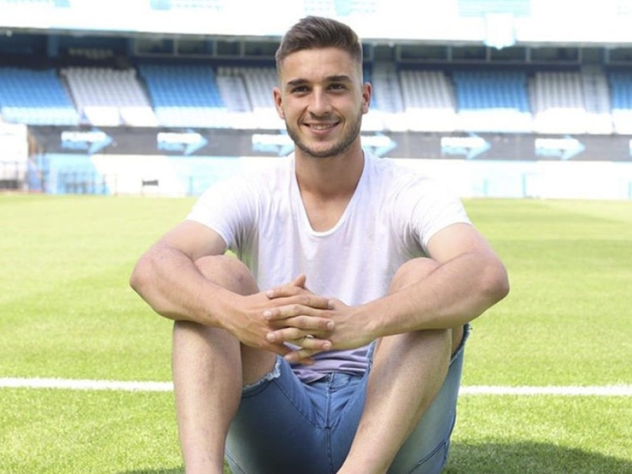 Se formó en Racing, debutó en el ascenso y rechazó irse al exterior ya que deseaba jugar en primera