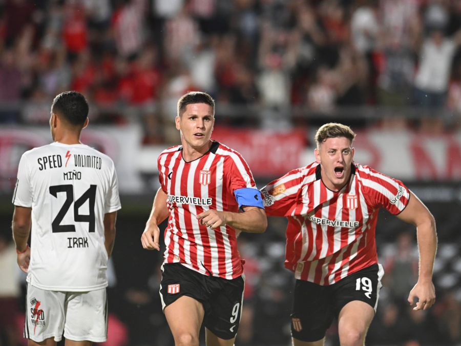 Estudiantes doblegó a Riestra con un cabezazo de Carrillo y llegará en alza al clásico