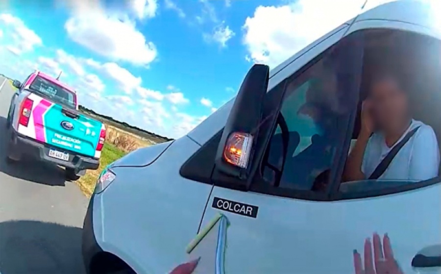 Conducía con un menor en brazos y agredió a los agentes