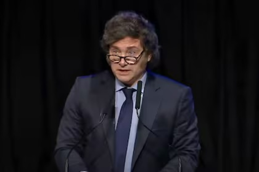 Milei sube la apuesta contra empresarios a los que trata de “chorros”