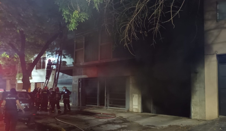 Un incendio causó pánico en pleno centro platense