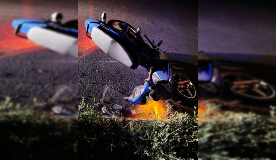 Un motociclista que se chocó un poste de luz en Ringuelet pelea por su vida