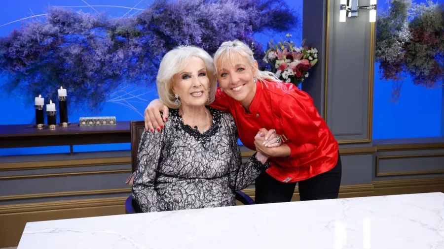 Mirtha Legrand emocionada cuando Jimena Monteverde la sorprendió en su programa