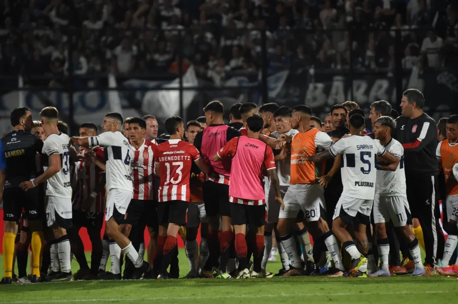 Una mala y una buena: ¿Por qué genera preocupación el juez del León y qué antecedentes favorables tiene el árbitro del Lobo?