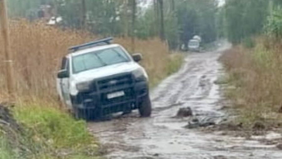 Calles calamitosas en City Bell: Un patrullero quedó encastrado a una zanja por la tormenta