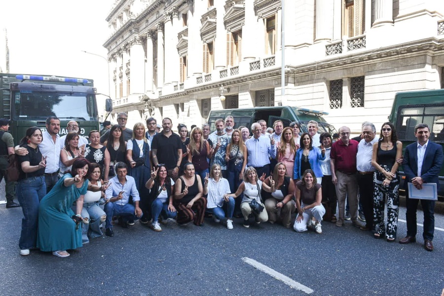 Tolosa Paz march&oacute; contra la reforma laboral y dijo que caer&aacute; fuertemente el empleo registrado