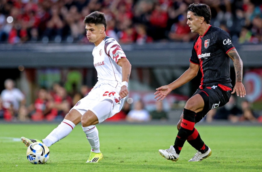 Estudiantes se aprovechó del momento de Newell's y lo hundió ante su gente en el debut de Medina como DT
