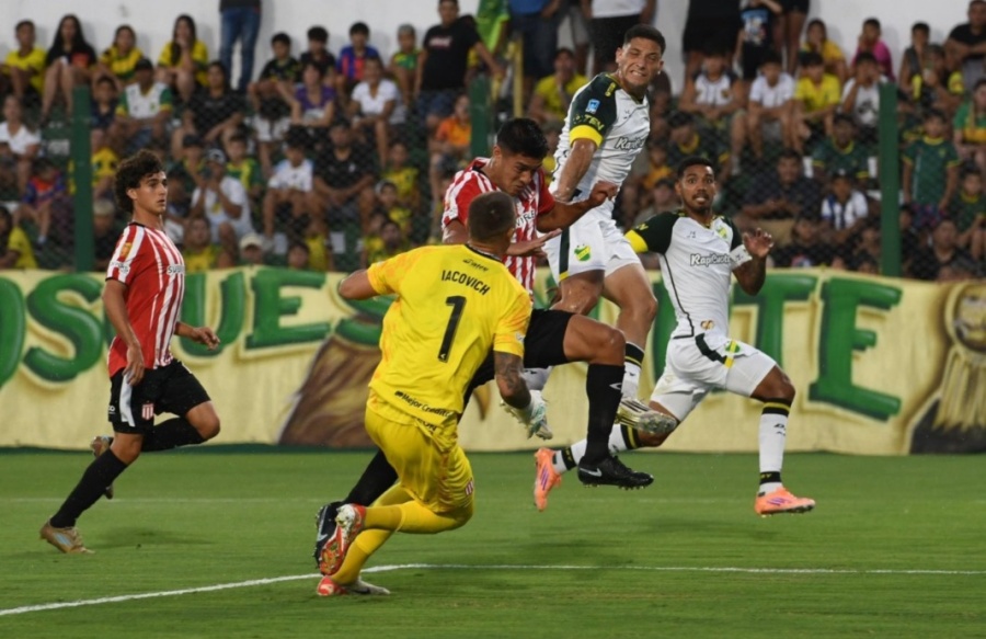 Estudiantes aguantó con diez hombres y rescató un empate gracias a Iaocivch