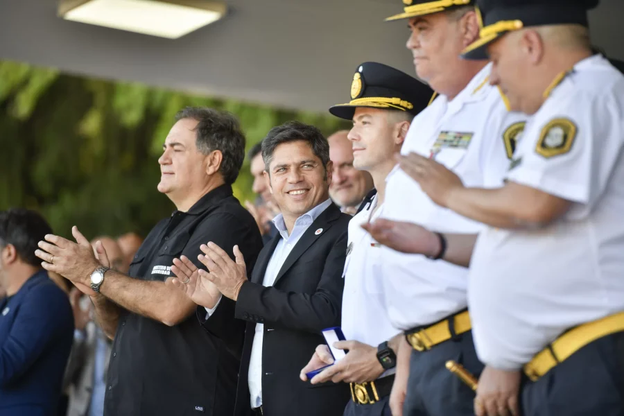 Kicillof le dio un aumento del 11% a la Policía bonaerense más un plus por uniforme y horas POLAD