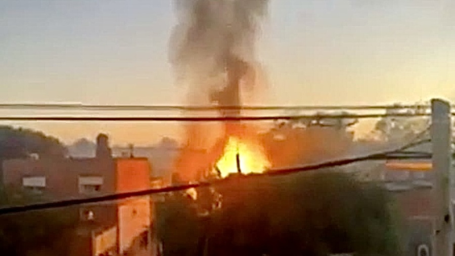 “Vuelan garrafas por todos lados”: Un incendio aterró a los vecinos de Merlo