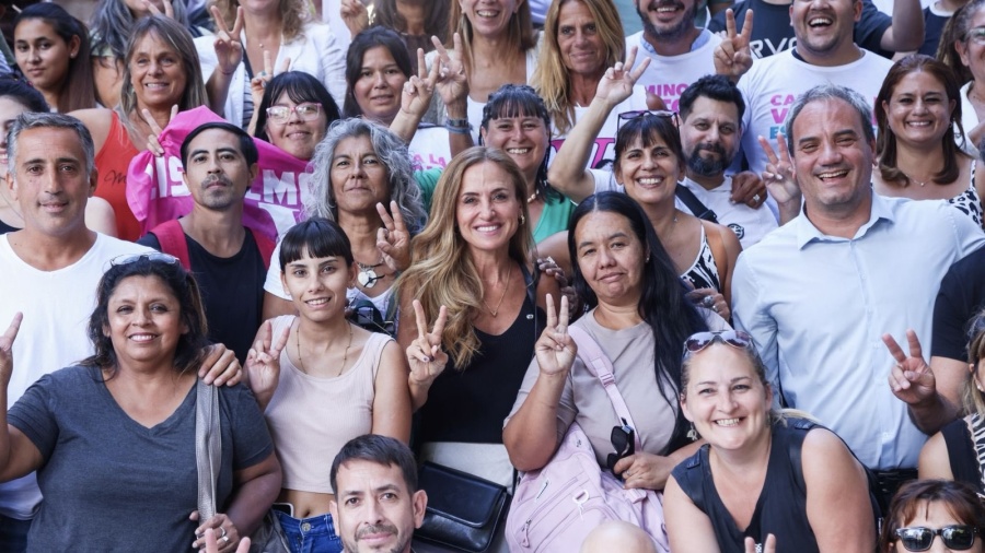Tolosa Paz junto a la militancia de “Camino a la Victoria” acompañaron a Kicillof en la Asamblea Legislativa