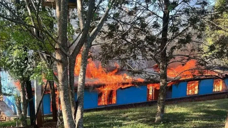 Denunciaron que un chico de 13 años incendió una escuela histórica de Misiones
