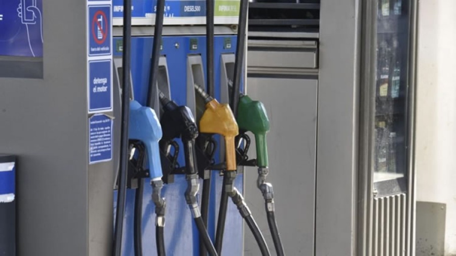 Se encienden las alarmas por posibles aumentos fuertes de la nafta por la suba del petróleo