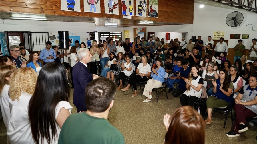 Alak y el Gobierno bonaerense entregaron electrodomésticos y vajillas para comedores escolares