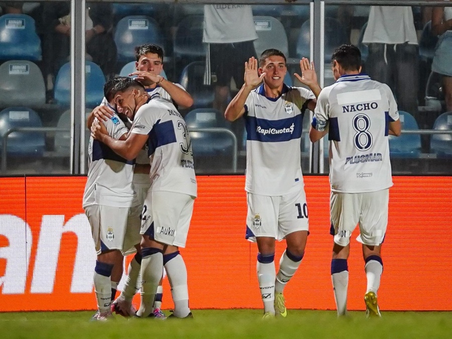 Se ganó el reconocimiento de la dirigencia, lo siguen desde el exterior y podría ser la próxima venta de Gimnasia
