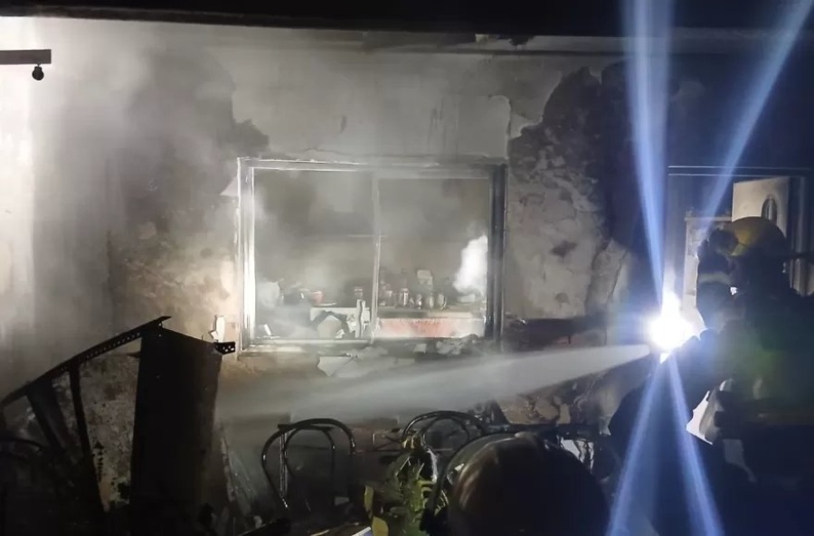 Lo salvaron de milagro: bomberos rescataron en Berisso a un abuelo de 83 años de un incendio en su casa y está grave