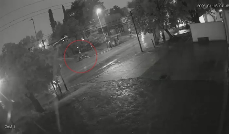 Atropelló a una mujer en 7 y 601 y se fugó: le dieron decenas de puntos y buscan al motociclista