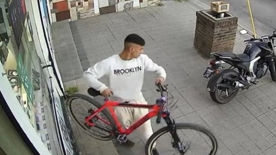 Quedó filmado: robó una bici en la puerta de un negocio de Villa Elvira y escapó a plena luz del día