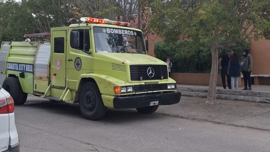Explotó una botella en un experimento en el Colegio Esquiú de City Bell y evacuaron el aula: no hubo heridos