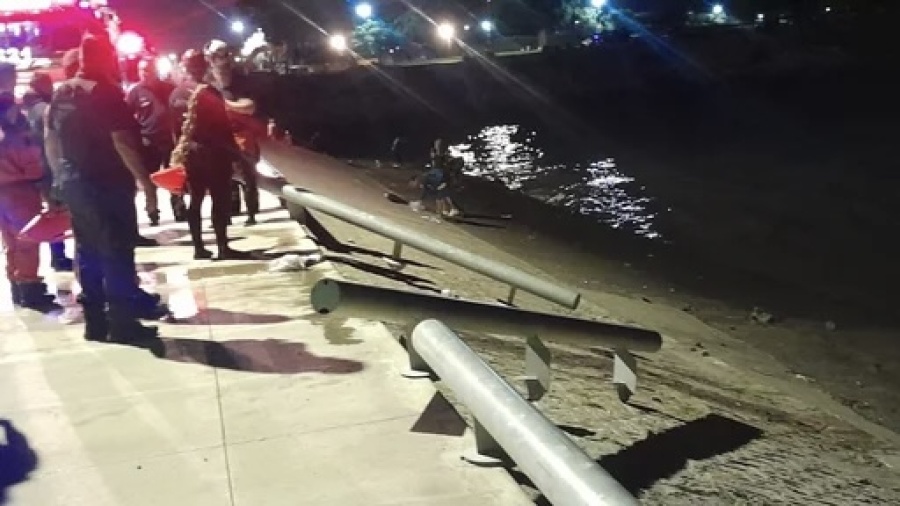Pescadores rescataron en Costa Salguero a una mujer y a su hija tras caerse una camioneta al río
