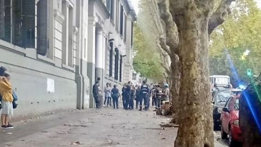 Tensión en el Albert Thomas: investigan si un alumno amenazó a otro con un arma en el baño
