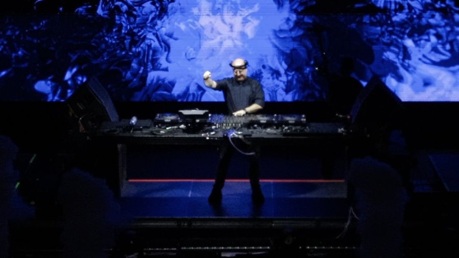 El “cura DJ” portugués hizo bailar a Plaza de Mayo en un homenaje al Papa Francisco