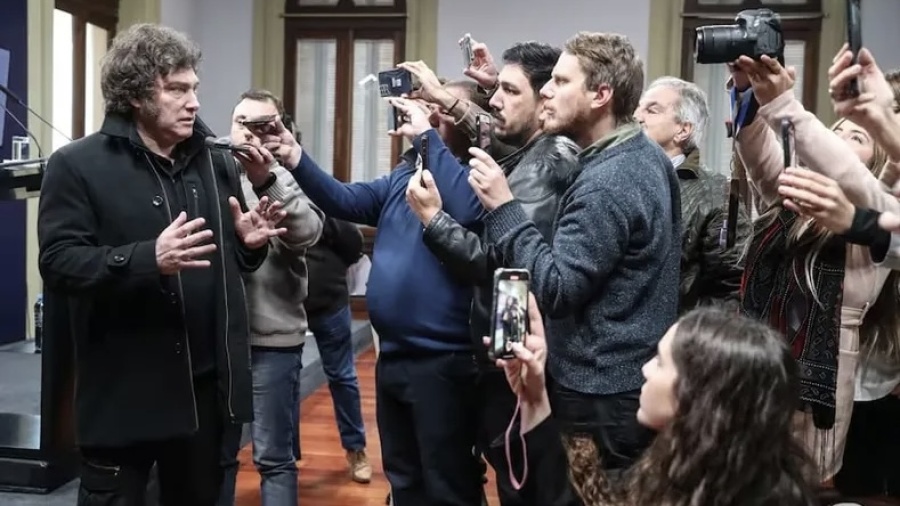 “Extrema gravedad”: FOPEA salió al cruce del Gobierno por bloquear a la prensa en Casa Rosada