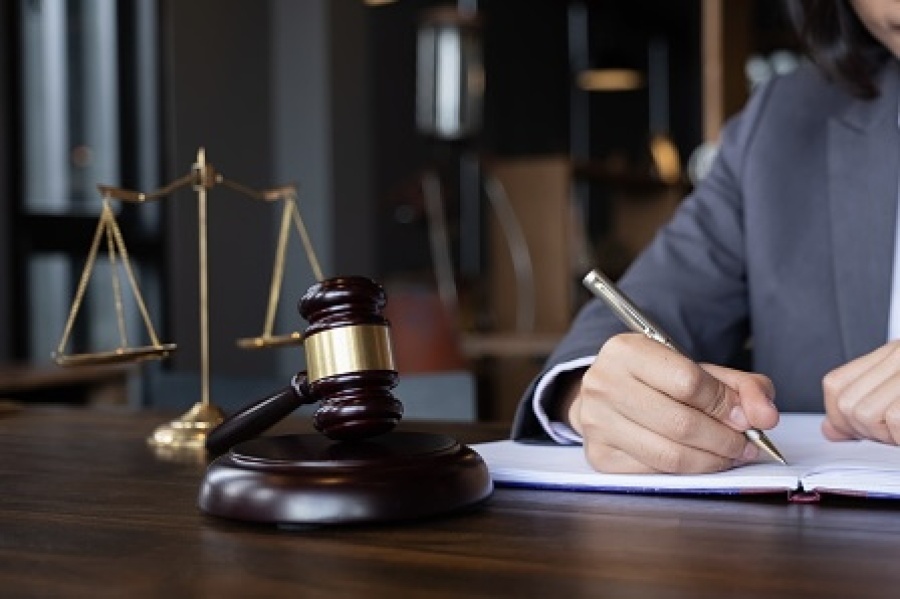 Va a juicio oral un empresario platense por violencia de género: lo acusan de golpear y lesionar a su ex pareja abogada