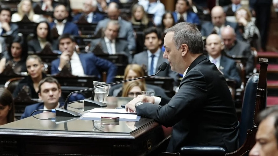 Cruce en Diputados: Adorni justificó el viaje de su mujer a Nueva York y habló de “operaciones”