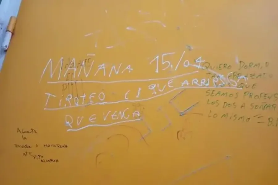Alerta en una escuela de Villa Elisa por una amenaza de tiroteo escrita en una puerta: reunión de urgencia de la dirección