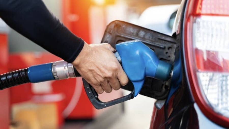 Por la suba del petróleo, ocho países bajaron los impuestos a los combustibles, pero Argentina no