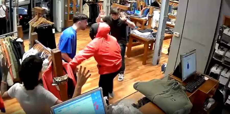 Dos motochorros asaltaron un local de ropa en pleno centro de La Plata: “Quedate ahí o te vuelo la cabeza”