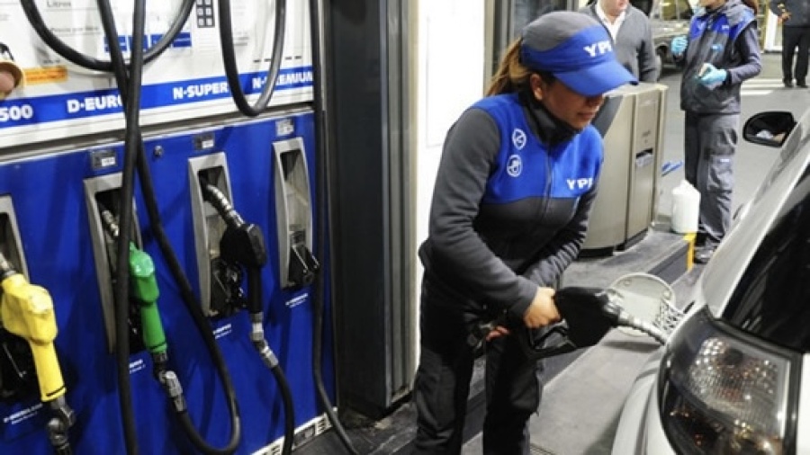 La venta de combustibles cayó en abril y acumuló tres meses consecutivos a la baja