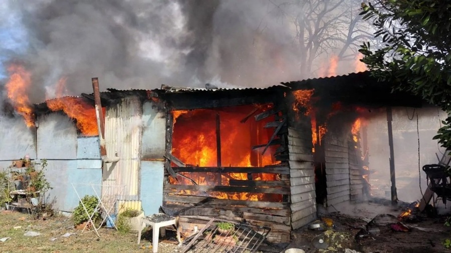 Incendio en La Plata: dos casas quedaron destruidas en Villa Elvira