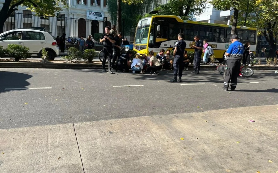 Choque en pleno centro de La Plata: una motociclista y tres peatones resultaron heridos tras cruzar fuera de la esquina