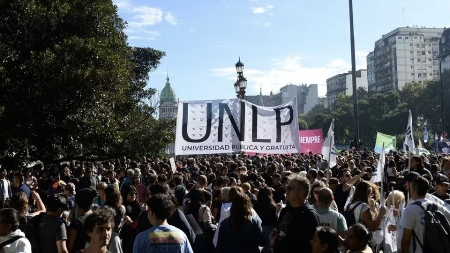 Comenzó la cuarta semana de paro universitario en la UNLP y peligra el primer cuatrimestre
