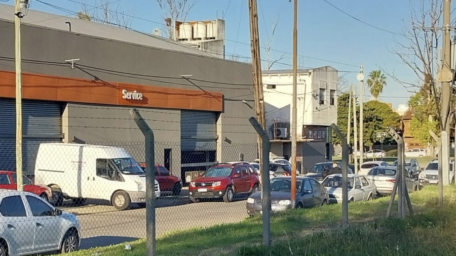 Vecina platense denuncia autos estacionados en ambas manos en 21 entre 531 y 532 y pide controles municipales