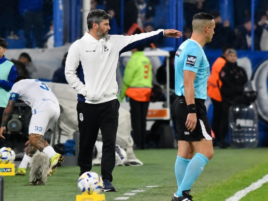 Ariel Pereyra rendido a sus futbolistas y en modo Gilda: ”Hicieron un esfuerzo extraordinario y vamos pasito a pasito” 