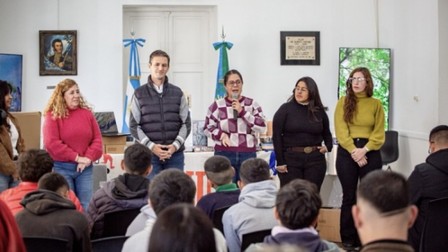 Provincia entregó equipamiento para talleres de peluquería y barbería en La Plata