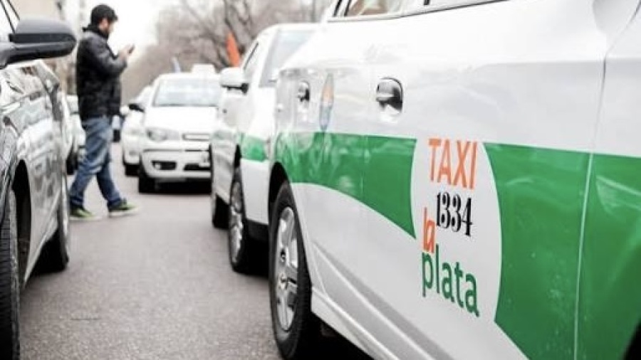 La terminal de La Plata estalló: pasajeros varados y enfrentamientos por la llegada de Uber