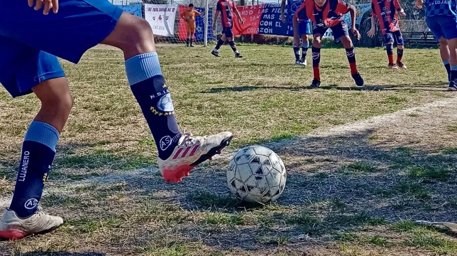 Golpearon a un padre en un partido de fútbol infantil en Berisso: ”Le pegaron entre varios y quedó inconsciente”