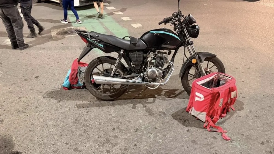 Choque en La Plata dejó a un repartidor herido y fue trasladado al Hospital San Martín